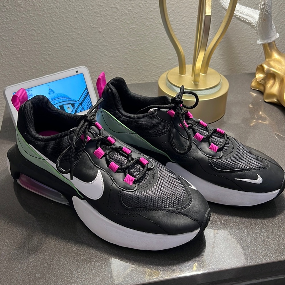 Women’s Nike Air Max Verona Size US 9 Black/Summit White/Fire Pink